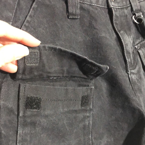 HOT TOPIC | Women’s Black High Waisted Asymmetrical Flap Pockets Shorts size 5 - Picture 4 of 11